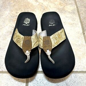 Yellow Box cream paisley pattern thong sandals size 7.5